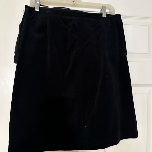 Beautiful corderoy black skirt - Picture 1 of 4